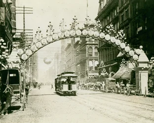 Broadway nördlich von Chestnut, dekoriert für die Herbstfestlichkeiten 1892